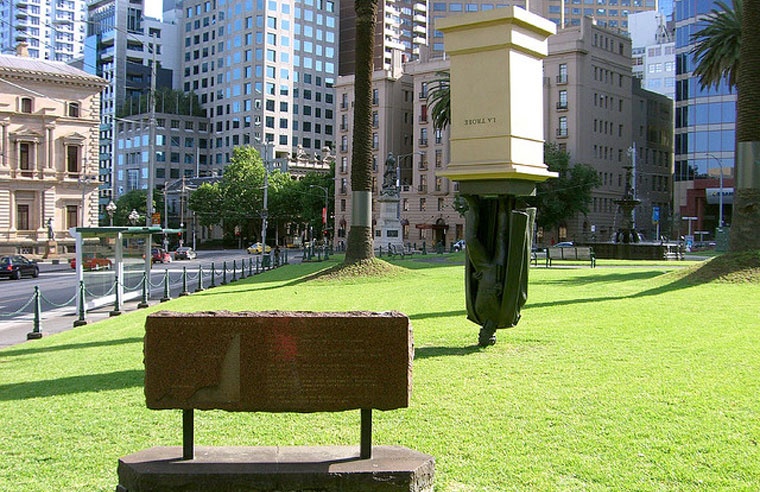 Odwrócony pomnik Charlesa La Trobe (Australia)