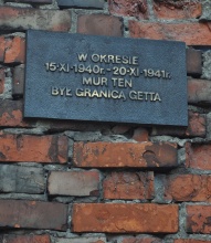 Ocalały fragment muru warszawskiego getta w podwórku przy ul. Siennej 55