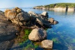Spokojne wody Morza Czarnego koło Primorska w słoneczny letni poranek, Bułgaria
