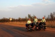 Joachim Czerniak i towarzyszące mu osoby pokonali w Australii już ponad 3,5 tysiąca kilometrów na rowerach.