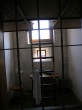 Pokój hostelu w formie celi więziennej