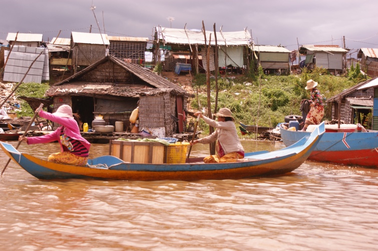 Mieszkańcy pływającej wioski - Floating Village - Kambodża