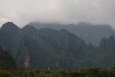 wierzchołki gór przykryte chmurami  - Migawka z Laosu - Laos